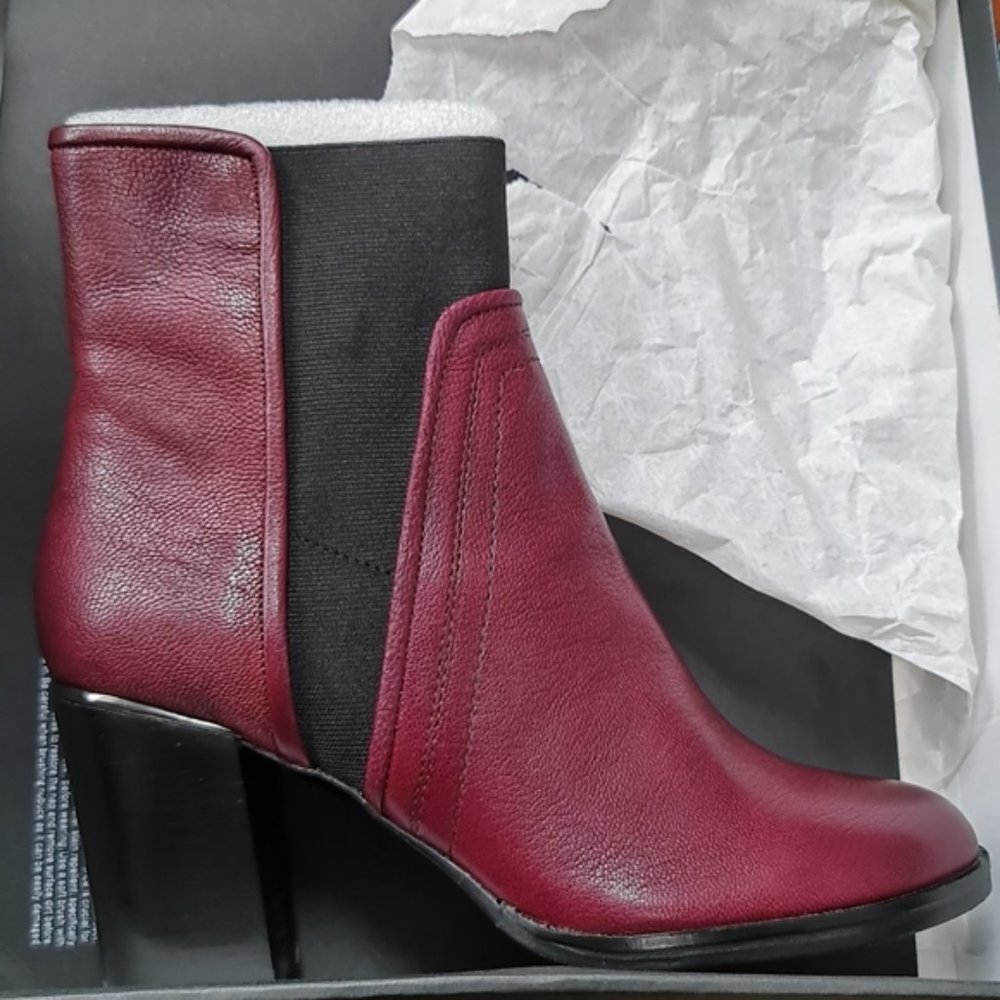 Kenneth Cole Lowe Women's Chelsea Boot - Picture 4 of 4